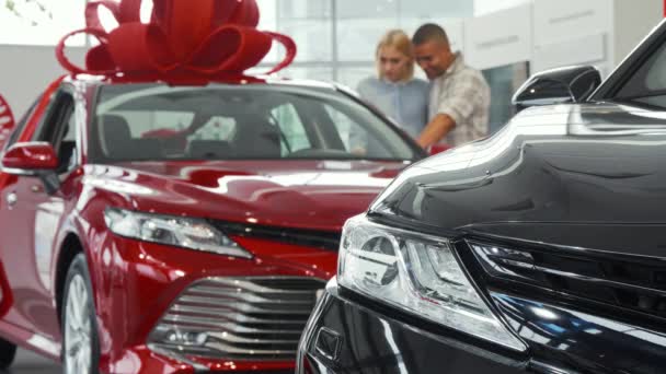 Fiatal pár vizsgálata autók eladása a márkakereskedés - Felvétel, videó