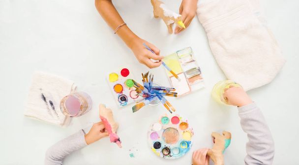 Pas à pas. Petites filles peinture papier mache licorne avec peinture acrylique
. - Photo, image