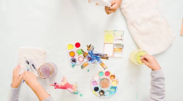 Krok za krokem. Malé holčičky malovat papír hmota jednorožec akrylovou barvou. - Fotografie, Obrázek
