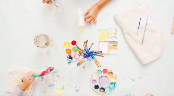 Βήμα-βήμα. Κοριτσάκια ζωγραφική μονόκερος mache χαρτί με ακρυλικά χρώματα. - Φωτογραφία, εικόνα