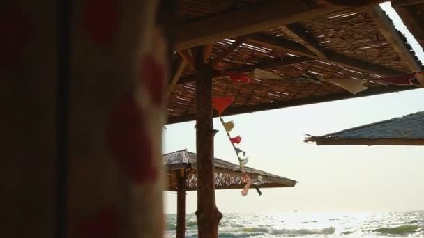 風の強い朝海ビーチ、背景の空のわらのサンシェードを装飾 - 映像、動画