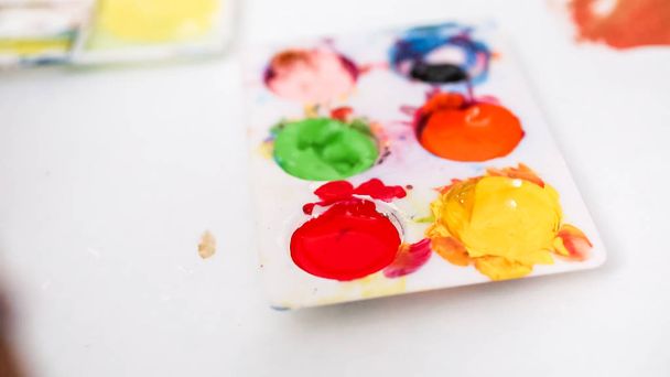 Κοριτσάκια ζωγραφική μονόκερος mache χαρτί με ακρυλικά χρώματα. - Φωτογραφία, εικόνα