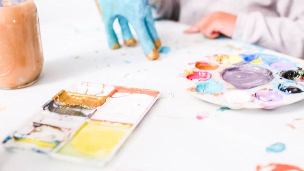 Petites filles peinture papier mache licorne avec peinture acrylique
. - Photo, image