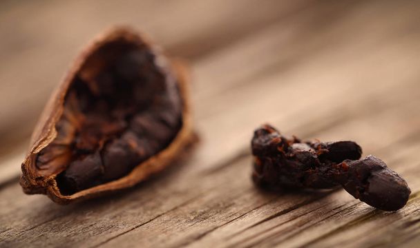 Семена черного кардамона на поверхности древесины
 - Фото, изображение