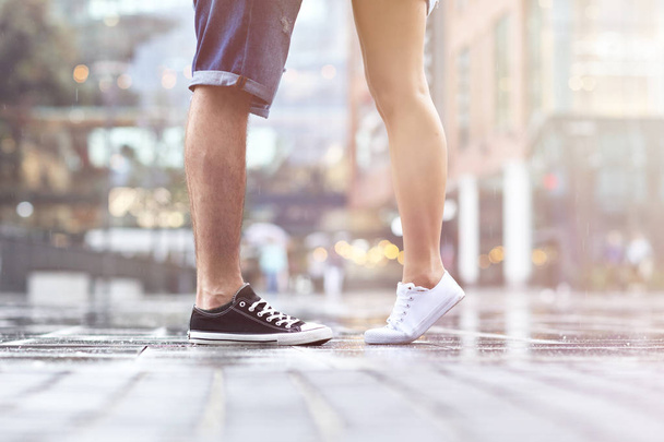 Namoro casais pernas na rua na chuva
 - Foto, Imagem