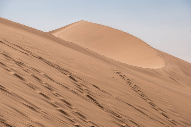 Imagen vibrante de la duna 7 y las dunas de arena circundantes cerca de Swakopmund, Namibia, África
 - Foto, Imagen