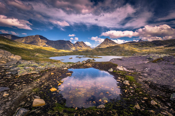 Дикий горный ландшафт в Национальном парке Йотунхеймен, Норвегия
 - Фото, изображение