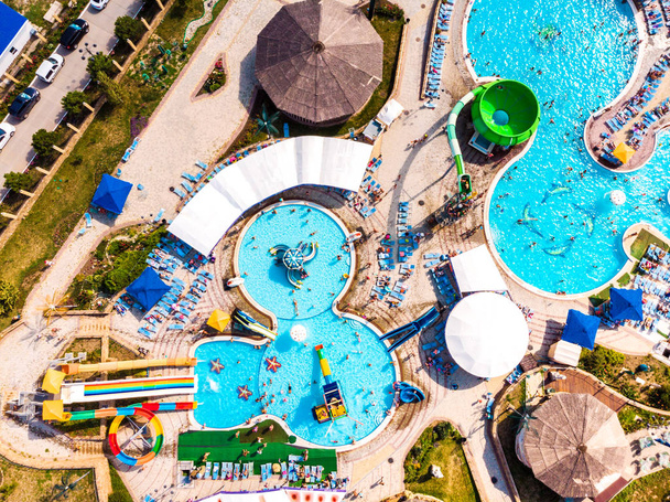 Вид с воздуха на беспилотник прямо сверху красочные летние развлечения в аквапарке - Фото, изображение