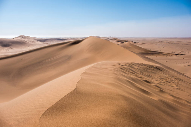 Żywy obraz Dune 7 i piaszczyste wydmy w pobliżu lotniska Swakopmund, Namibia, Afryka - Zdjęcie, obraz