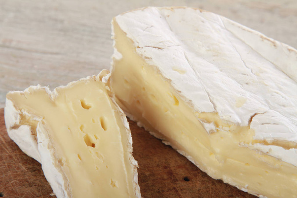preparação de porções de queijo lácteo
 - Foto, Imagem