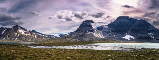Дикий горный ландшафт в Национальном парке Йотунхеймен, Норвегия
 - Фото, изображение