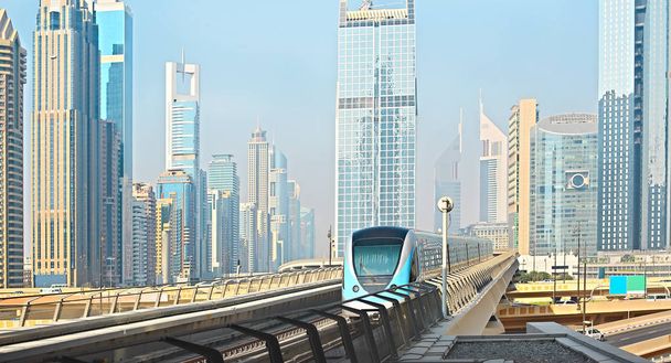 Μετρό και ουρανοξύστες. Ντουμπάι μετρό σιδηρόδρομος σε μια καλοκαιρινή μέρα, Ηνωμένα Αραβικά Εμιράτα  - Φωτογραφία, εικόνα