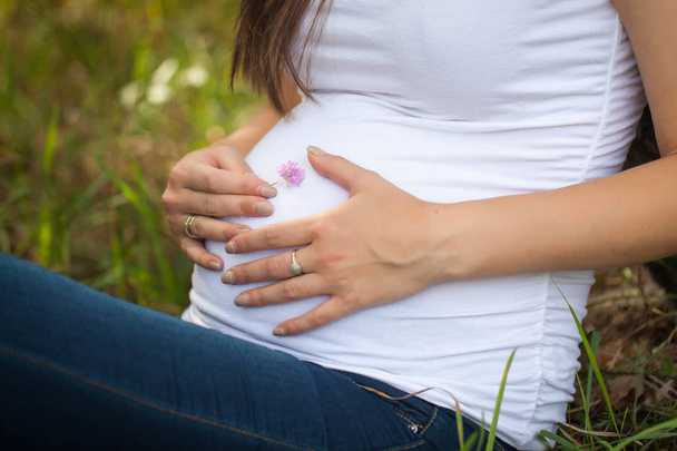 Schönes Porträt einer schwangeren Frau im Wald - Foto, Bild