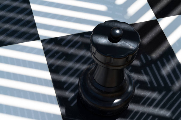 nagy elszigetelt fehér és fekete tábla szabadtéri sakk-queen - Fotó, kép