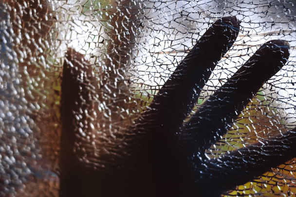 mão em vidro quebrado
 - Foto, Imagem