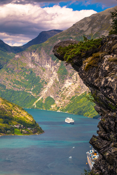 Geiranger - July 30, 2018: Flydalsjuvet viewpoint at the stunning UNESCO Geiranger fjord, Norway - Фото, изображение