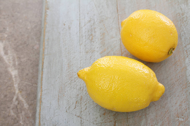 Zitronen auf den Tisch - Foto, Bild