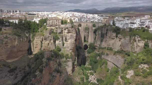 Vue aérienne du pont historique Puente Nuevo, le plus récent et le plus grand pont qui enjambe le gouffre de 120 mètres de profondeur qui porte le fleuve Guadalevn et divise la ville de Ronda, dans le sud de l'Espagne
. - Séquence, vidéo