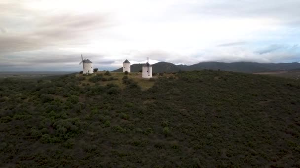 Zonsondergang op de beroemde windmolens afgebeeld in Miguel de Cervantes beroemde roman Don Quichot de la Mancha, die wordt beschouwd als het meest invloedrijke werk van literatuur uit de Spaanse gouden eeuw. - Video