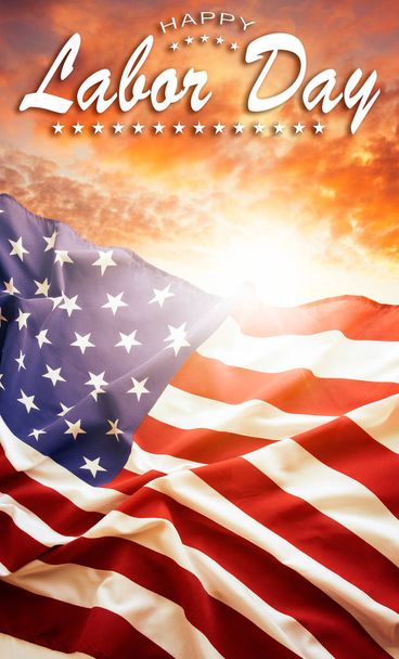 Amerykańska flaga na niebie. Dzień pracy - Zdjęcie, obraz