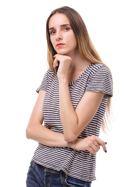 hübsche junge Frau in kurzen Hosen und gestreiftem T-Shirt. isoliert auf weißem Hintergrund. - Foto, Bild