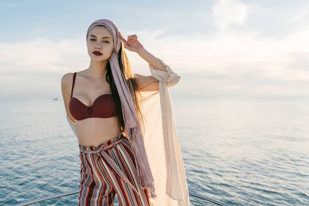 confident luxury girl in fashionable summer clothes posing, sailing on the Caribbean sea - Fotografie, Obrázek
