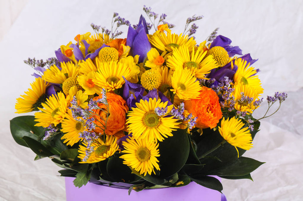 Çeşitli çiçek ile romantik buket - Fotoğraf, Görsel