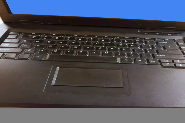 De cima Fotografado o teclado de um laptop moderno
. - Foto, Imagem