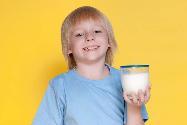Little boy drinking milk - Fotoğraf, Görsel