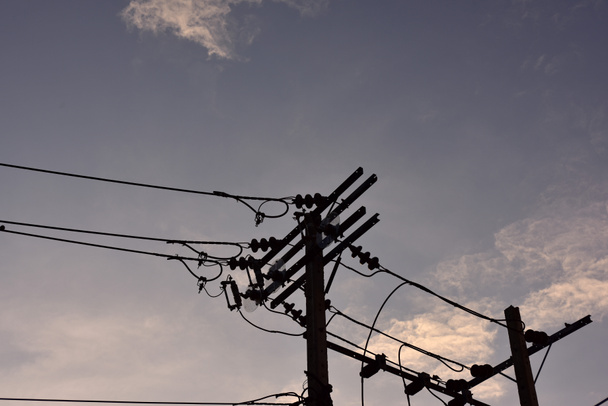 Gökyüzü arka planında elektrikli pilon - Fotoğraf, Görsel