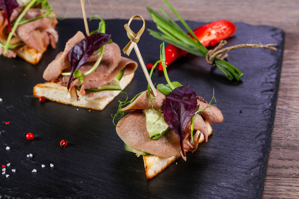 Beef canape served green onion - Foto, imagen