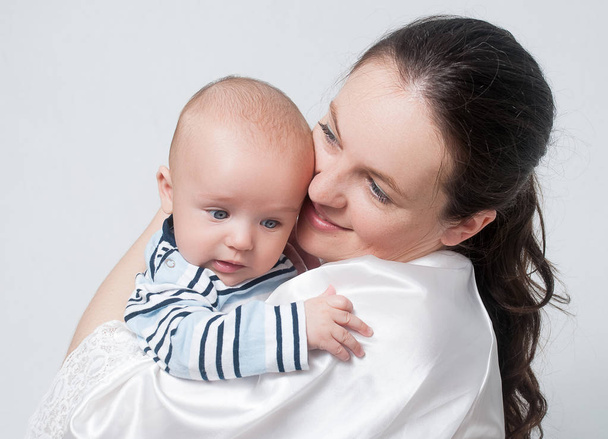 Mutlu anne ve beyaz üzerinde bebek resmi - Fotoğraf, Görsel