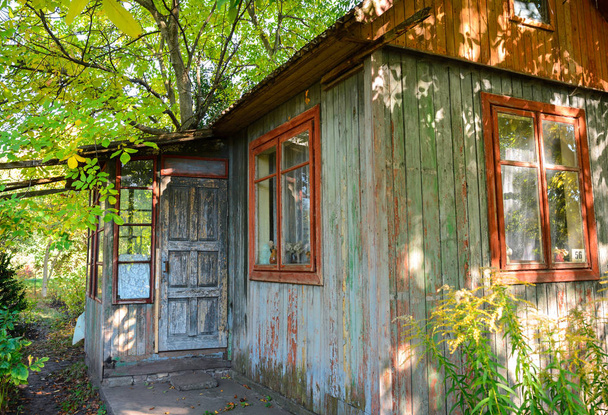 Casa de madera para el descanso con sauna y la gran fuente de madera. - Foto, Imagen