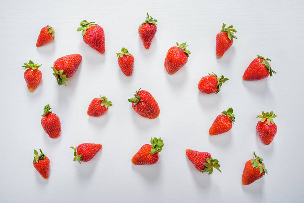 frische Erdbeere. Erdbeeren auf weißem Betongrund. Ernte lokaler Bio-Erdbeeren. - Foto, Bild