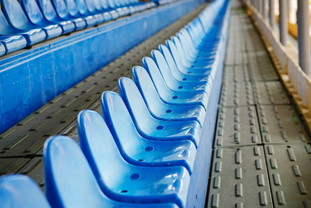Prázdné plastové židle na tribuně stadionu. - Fotografie, Obrázek