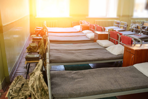 ウクライナの軍のバラックで多くのベッド. - 写真・画像