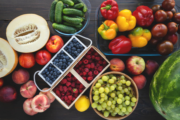 Свіжі овочі та фрукти з ринку на сірому фоні. Концепція літнього та здорового життя
. - Фото, зображення