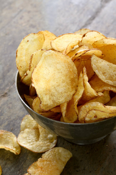 картофельные чипсы в миске
 - Фото, изображение