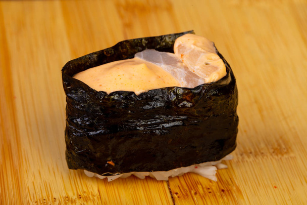 Delicioso rollo de sushi de salmón picante
 - Foto, imagen