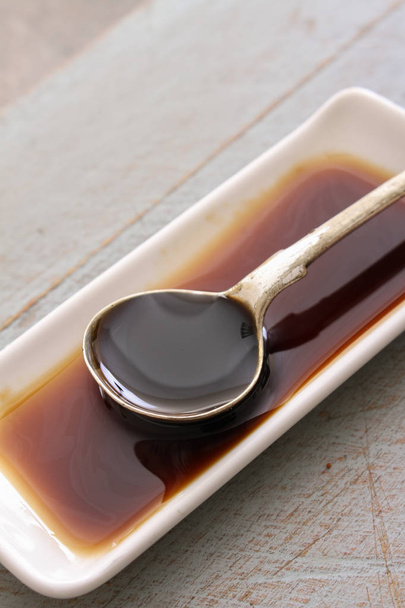 Вустерширский соус в тарелке
 - Фото, изображение