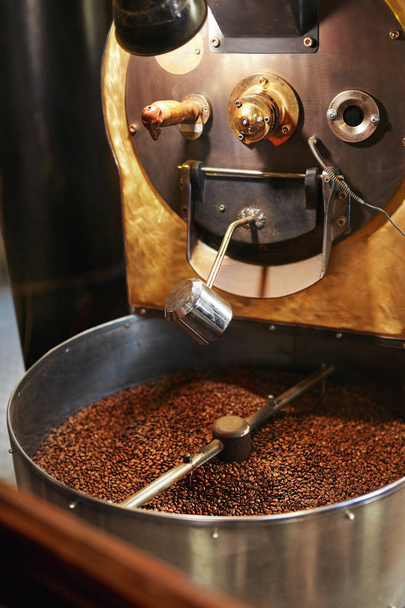 Roasting Coffee Beans In Coffee Shop - Foto, imagen