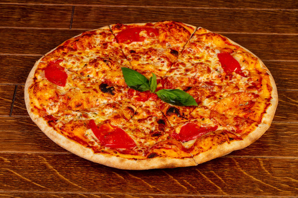 Pizza vegetariana Margarita con tomate, queso y albahaca
 - Foto, Imagen