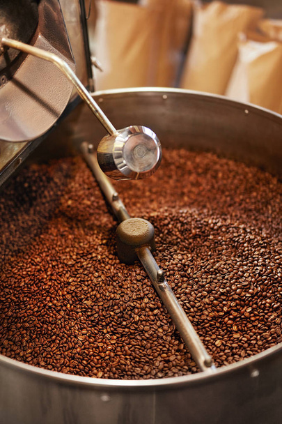 Assar grãos de café na cafetaria
 - Foto, Imagem