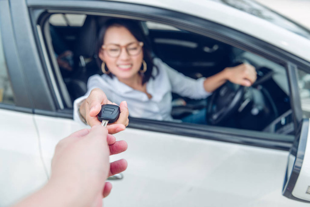 Asyalı kadınlar çok mutlu. Arabayı aldıktan sonra anahtarlara odaklan.. - Fotoğraf, Görsel