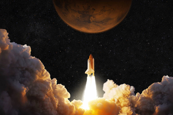 Statek kosmiczny startuje w przestrzeń kosmiczną. Rakieta leci na Marsa. Czerwona planeta Mars w przestrzeni - Zdjęcie, obraz