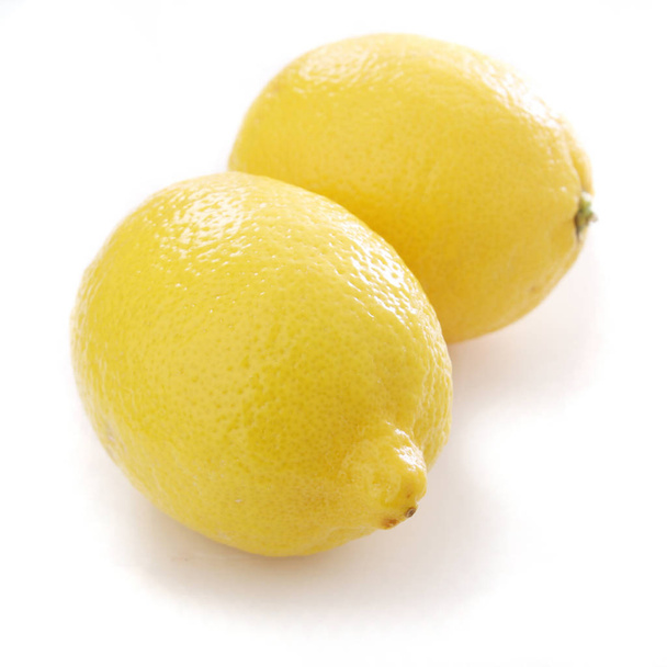 Beyaz arka plan üzerinde taze limon hazırlanıyor - Fotoğraf, Görsel