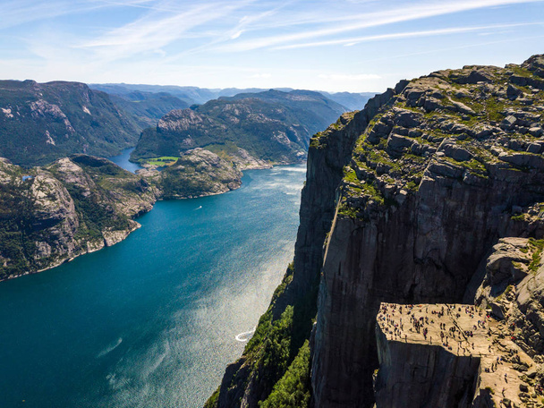 Letecký snímek Lysefjord v Norsku za jasného slunečného dne - Fotografie, Obrázek