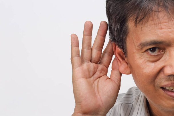Hombre mayor pérdida auditiva, dificultad auditiva
 - Foto, imagen