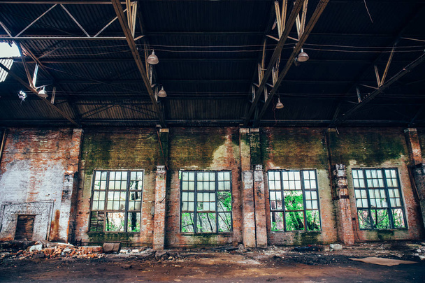 Opuszczony przemysłowych creepy magazynu wewnątrz z dużymi oknami, starym budynku fabrycznym ciemny grunge - Zdjęcie, obraz