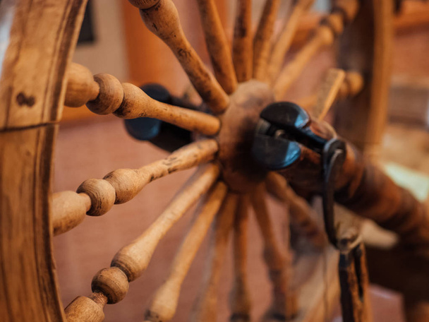 Old antique wooden spinning wheel, close up - Fotoğraf, Görsel